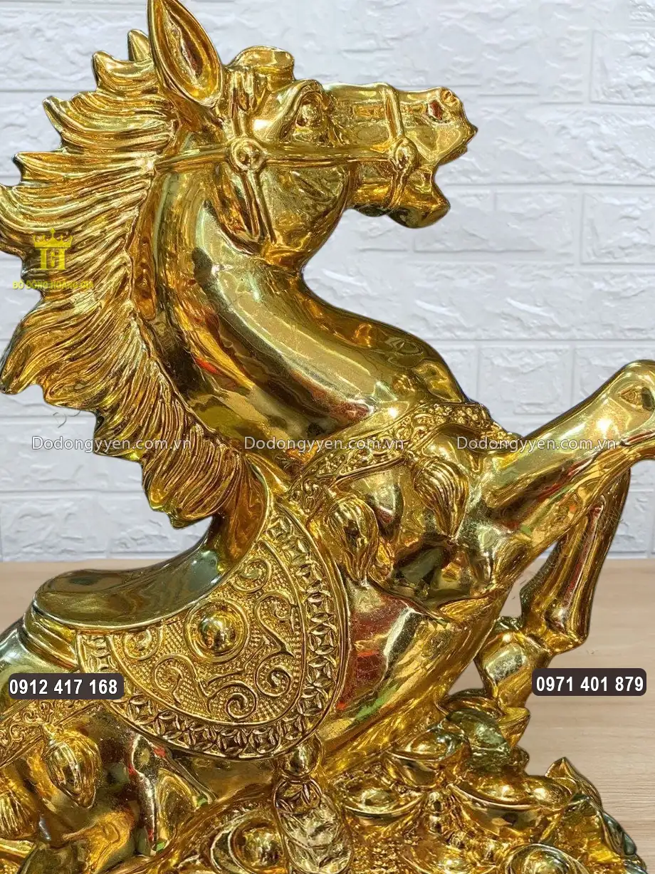 To&agrave;n bộ bề mặt bức tượng được d&aacute;t v&agrave;ng nano cao cấp